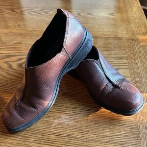 WOMANS LIFESTRIDE LEATHER SLIP-ONS…